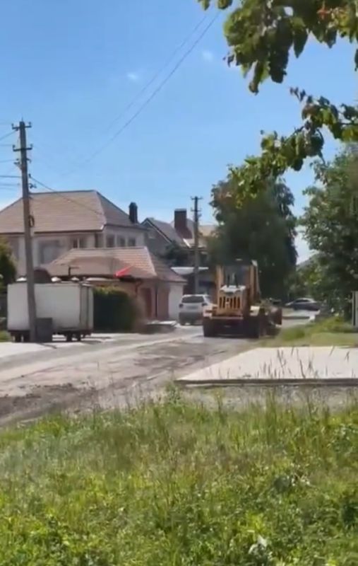 После жалоб жителей Ленинавана на дороги в поселке началось грейдирование улицы Кавказской