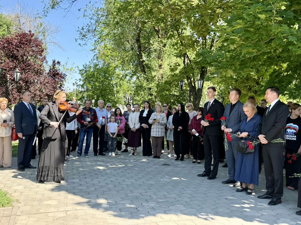 В Новочеркасске прошло памятное мероприятие, приуроченное к 64-й годовщине расстрела демонстрации рабочих В Новочеркасске прошло памятное мероприятие, приуроченное к 64-й годовщине расстрела демонстрации рабочих