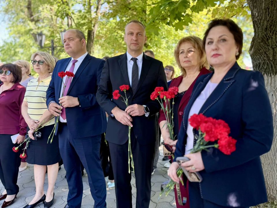 В Новочеркасске прошло памятное мероприятие, приуроченное к 64-й годовщине расстрела демонстрации рабочих В Новочеркасске прошло памятное мероприятие, приуроченное к 64-й годовщине расстрела демонстрации рабочих