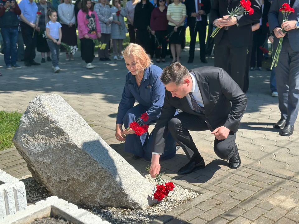 В Новочеркасске прошло памятное мероприятие, приуроченное к 64-й годовщине расстрела демонстрации рабочих В Новочеркасске прошло памятное мероприятие, приуроченное к 64-й годовщине расстрела демонстрации рабочих