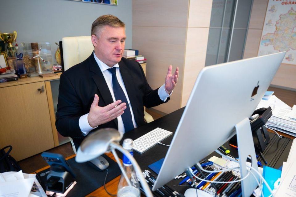 Председатель комитета Законодательного Собрания Ростовской области по экономической политике, генеральный директор «Агентства инвестиционного развития Ростовской области» Игорь Бураков вместе с замминистра экономического...