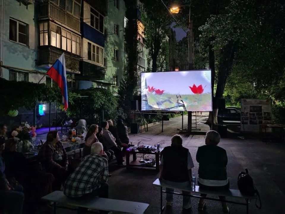 29 мая во дворе дома №87 по улице Горького жители округа №4 собрались на праздник, который прошел в формате дворового торжества с «Донским характером» 29 мая во дворе дома №87 по улице Горького жители округа №4 собрались на праздник, который прошел в формате дворового торжества с «Донским характером»
