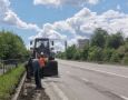 Подметание тротуаров, уборка случайного мусора и очистка прилотковой зоны в городе Шахты