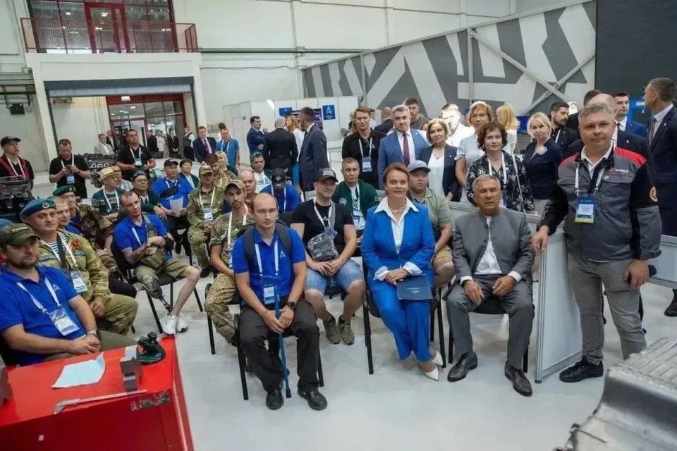Юрий Слюсарь: Сегодня провели встречу со статс-секретарем – заместителем Министра обороны РФ, Председателем Государственного фонда «Защитники Отечества» Анной Цивилевой Юрий Слюсарь: Сегодня провели встречу со статс-секретарем – заместителем Министра обороны РФ, Председателем Государственного фонда «Защитники Отечества» Анной Цивилевой