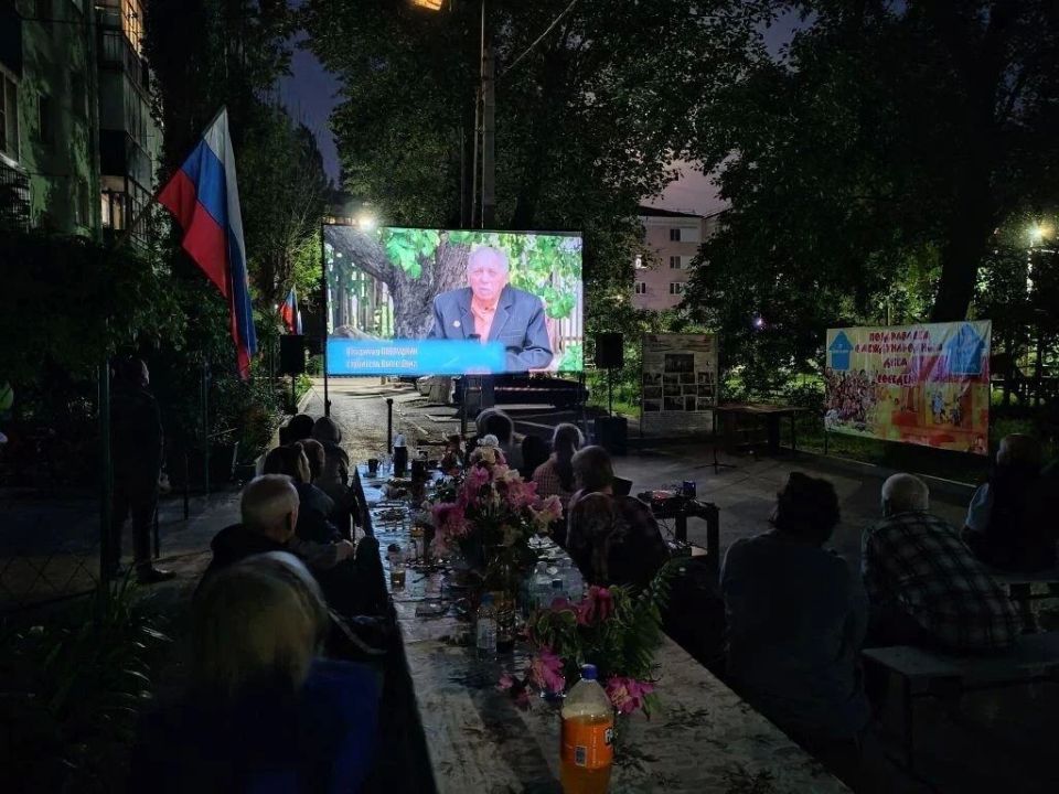 29 мая во дворе дома №87 по улице Горького жители округа №4 собрались на праздник, который прошел в формате дворового торжества с «Донским характером» 29 мая во дворе дома №87 по улице Горького жители округа №4 собрались на праздник, который прошел в формате дворового торжества с «Донским характером»