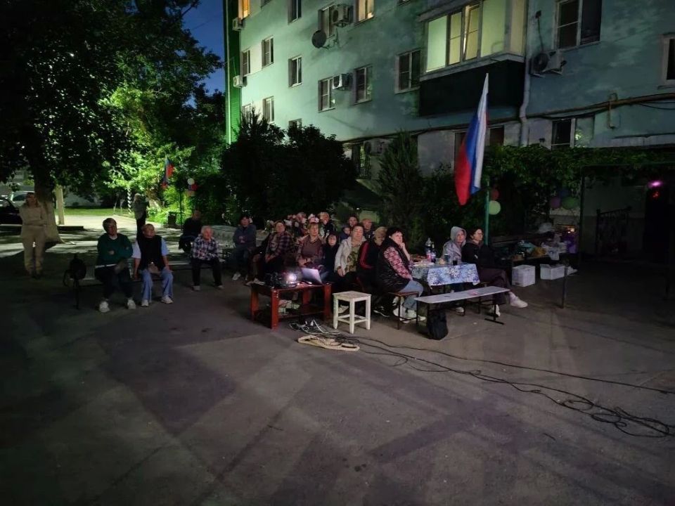 29 мая во дворе дома №87 по улице Горького жители округа №4 собрались на праздник, который прошел в формате дворового торжества с «Донским характером» 29 мая во дворе дома №87 по улице Горького жители округа №4 собрались на праздник, который прошел в формате дворового торжества с «Донским характером»