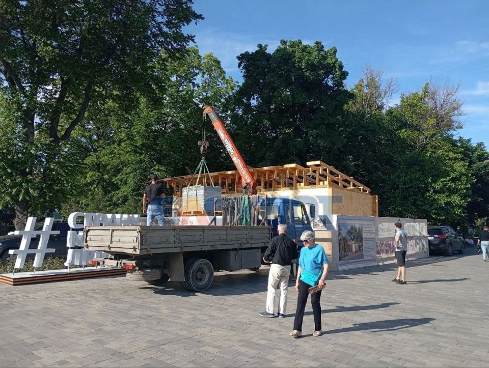 У входа в парк Горького снова строят информационно-туристский центр