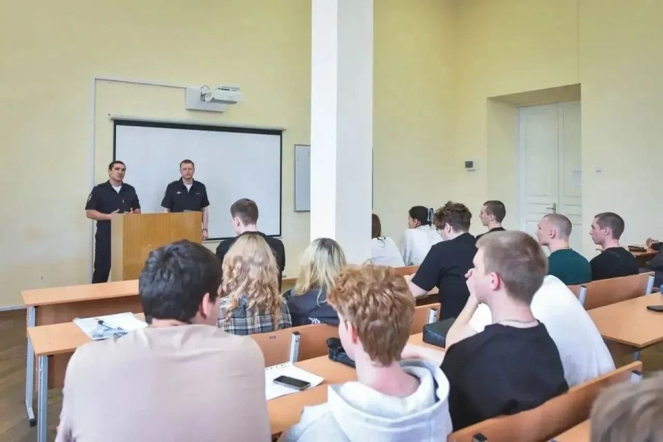 Новочеркасские полицейские провели профилактическую беседу со студентами ЮРГПУ (НПИ) Новочеркасские полицейские провели профилактическую беседу со студентами ЮРГПУ (НПИ)