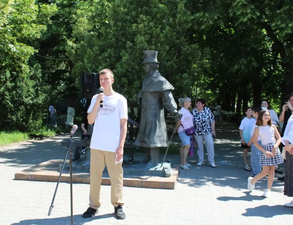 В Батайске читали Александра Пушкина у открытого микрофона В Батайске читали Александра Пушкина у открытого микрофона