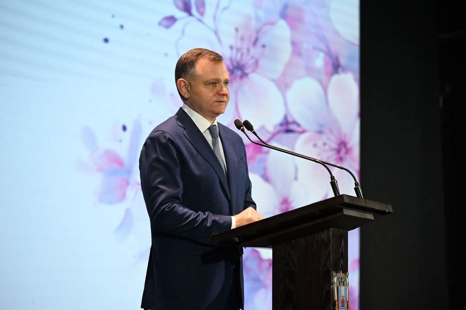 На торжественном собрании в Конгресс-холе ДГТУ социальных работников Донского края с профессиональным праздником поздравили Губернатор региона Юрий Слюсарь, Председатель Законодательного Собрания Ростовской области Александр... На торжественном собрании в Конгресс-холе ДГТУ социальных работников Донского края с профессиональным праздником поздравили Губернатор региона Юрий Слюсарь, Председатель Законодательного Собрания Ростовской области Александр...