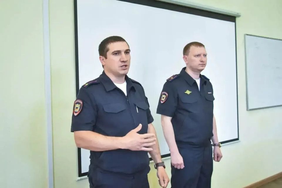 Новочеркасские полицейские провели профилактическую беседу со студентами ЮРГПУ (НПИ) Новочеркасские полицейские провели профилактическую беседу со студентами ЮРГПУ (НПИ)