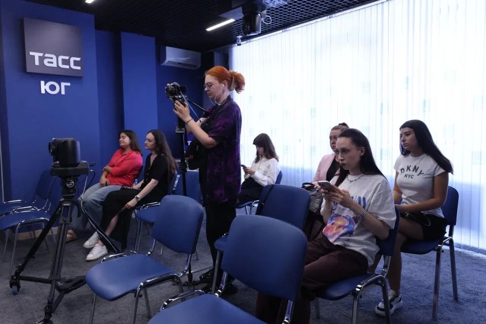 Фоторепортаж и главное с пресс-конференции, посвященной организации трудоустройства и профессиональной ориентации несовершеннолетних в Ростовской области в летний период 2026 года Фоторепортаж и главное с пресс-конференции, посвященной организации трудоустройства и профессиональной ориентации несовершеннолетних в Ростовской области в летний период 2026 года