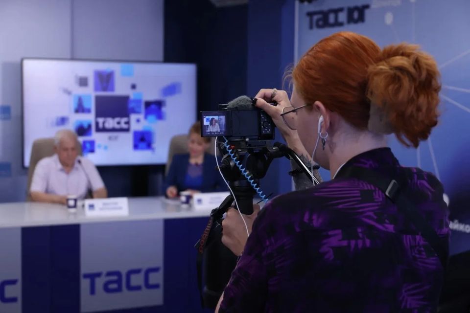 Фоторепортаж и главное с пресс-конференции, посвященной организации трудоустройства и профессиональной ориентации несовершеннолетних в Ростовской области в летний период 2026 года Фоторепортаж и главное с пресс-конференции, посвященной организации трудоустройства и профессиональной ориентации несовершеннолетних в Ростовской области в летний период 2026 года
