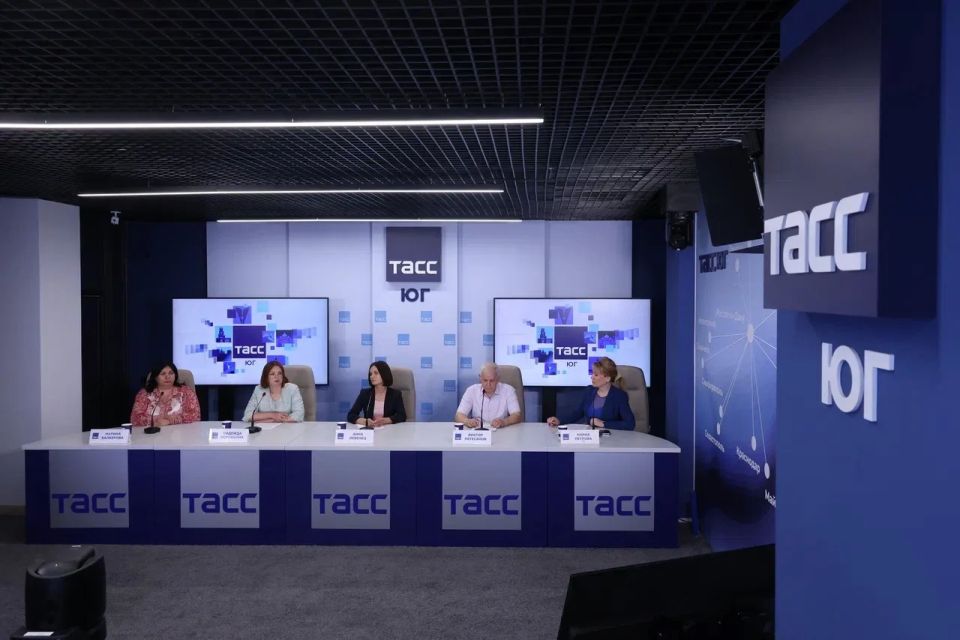 Фоторепортаж и главное с пресс-конференции, посвященной организации трудоустройства и профессиональной ориентации несовершеннолетних в Ростовской области в летний период 2026 года Фоторепортаж и главное с пресс-конференции, посвященной организации трудоустройства и профессиональной ориентации несовершеннолетних в Ростовской области в летний период 2026 года