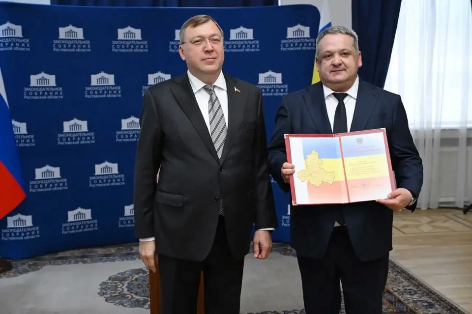 Сегодня в канун Дня России принял участие в торжественном вручении наград и поощрений отличившимся сотрудникам государственной службы, депутатам областного Законодательного Собрания и представительных органов наших... Сегодня в канун Дня России принял участие в торжественном вручении наград и поощрений отличившимся сотрудникам государственной службы, депутатам областного Законодательного Собрания и представительных органов наших...
