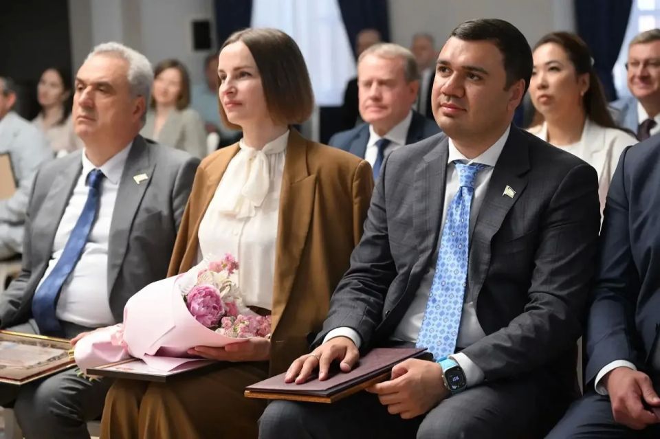 Сегодня в канун Дня России принял участие в торжественном вручении наград и поощрений отличившимся сотрудникам государственной службы, депутатам областного Законодательного Собрания и представительных органов наших... Сегодня в канун Дня России принял участие в торжественном вручении наград и поощрений отличившимся сотрудникам государственной службы, депутатам областного Законодательного Собрания и представительных органов наших...