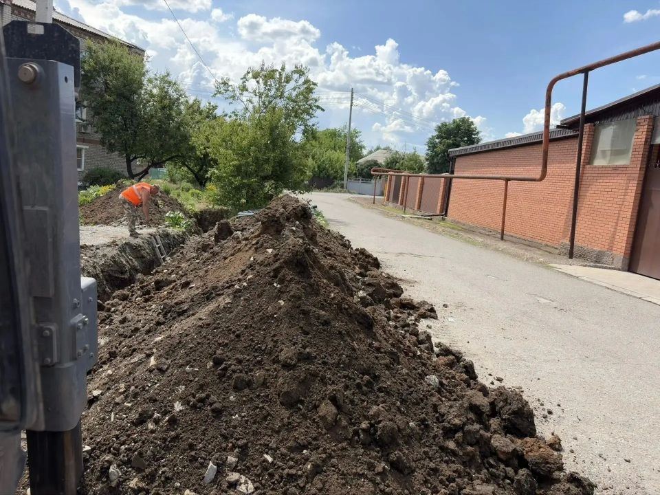В Шахтах меняют аварийный участок трубы в переулке Дворовый проезд В Шахтах меняют аварийный участок трубы в переулке Дворовый проезд