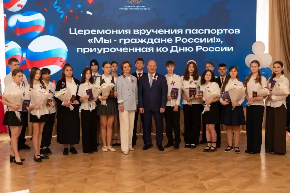 Александр Скрябин: Накануне главного государственного праздника – Дня России – по доброй традиции лучшим школьникам нашего города вручили важный в их жизни документ – паспорт гражданина Российской Федерации