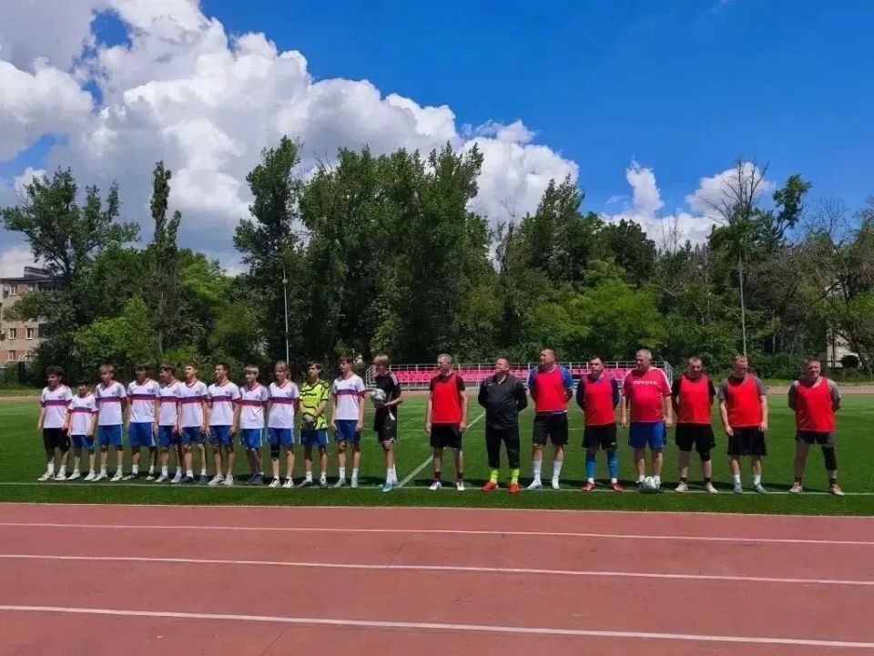 Учебный год на ФОКОТе завершился товарищеским футбольным матчем между учениками полицейского класса школы № 6 и действующими сотрудниками МУ МВД «Новочеркасское» Учебный год на ФОКОТе завершился товарищеским футбольным матчем между учениками полицейского класса школы № 6 и действующими сотрудниками МУ МВД «Новочеркасское»