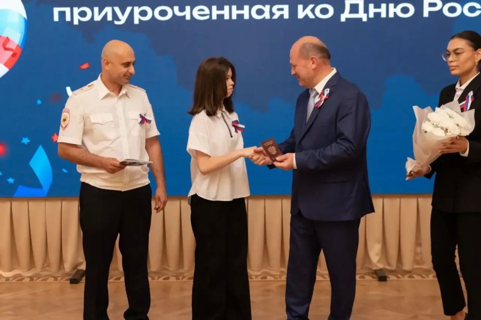 Александр Скрябин: Накануне главного государственного праздника – Дня России – по доброй традиции лучшим школьникам нашего города вручили важный в их жизни документ – паспорт гражданина Российской Федерации Александр Скрябин: Накануне главного государственного праздника – Дня России – по доброй традиции лучшим школьникам нашего города вручили важный в их жизни документ – паспорт гражданина Российской Федерации