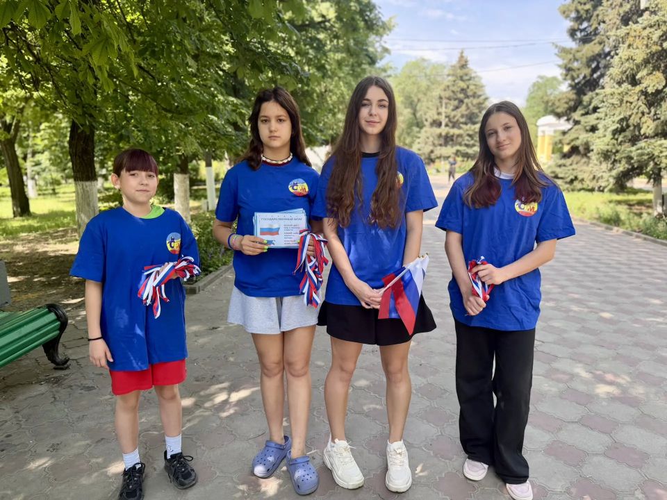 Сегодня в Новочеркасске, в преддверии Дня России прошла акция «Российский триколор» Сегодня в Новочеркасске, в преддверии Дня России прошла акция «Российский триколор»