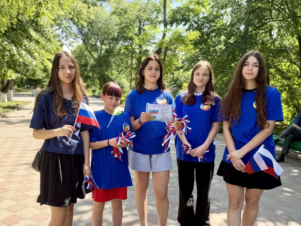 Сегодня в Новочеркасске, в преддверии Дня России прошла акция «Российский триколор» Сегодня в Новочеркасске, в преддверии Дня России прошла акция «Российский триколор»