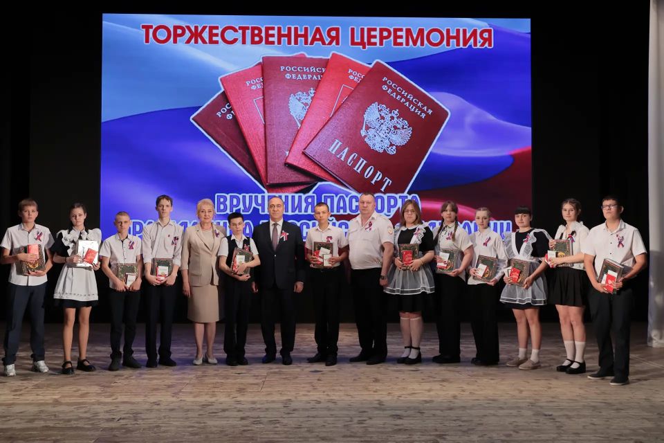 Сотрудники регионального СК России в преддверии Дня России навестили ветерана и вручили юным жителям первые паспорта Сотрудники регионального СК России в преддверии Дня России навестили ветерана и вручили юным жителям первые паспорта