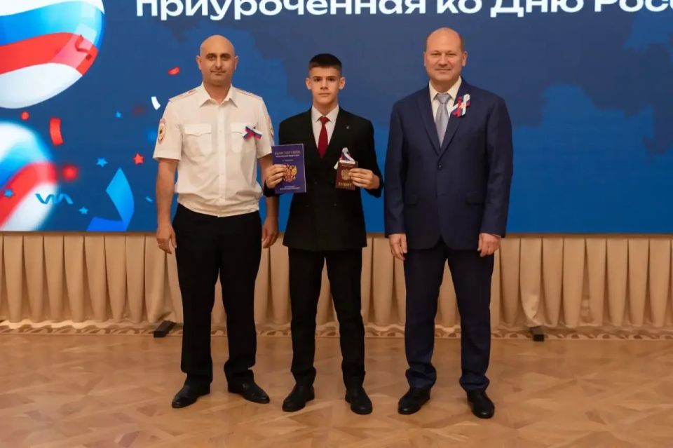 Александр Скрябин: Накануне главного государственного праздника – Дня России – по доброй традиции лучшим школьникам нашего города вручили важный в их жизни документ – паспорт гражданина Российской Федерации Александр Скрябин: Накануне главного государственного праздника – Дня России – по доброй традиции лучшим школьникам нашего города вручили важный в их жизни документ – паспорт гражданина Российской Федерации