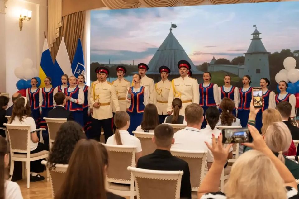 Александр Скрябин: Накануне главного государственного праздника – Дня России – по доброй традиции лучшим школьникам нашего города вручили важный в их жизни документ – паспорт гражданина Российской Федерации Александр Скрябин: Накануне главного государственного праздника – Дня России – по доброй традиции лучшим школьникам нашего города вручили важный в их жизни документ – паспорт гражданина Российской Федерации