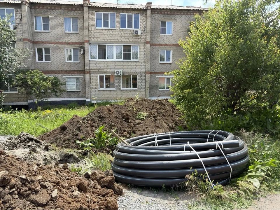 В Шахтах меняют аварийный участок трубы в переулке Дворовый проезд