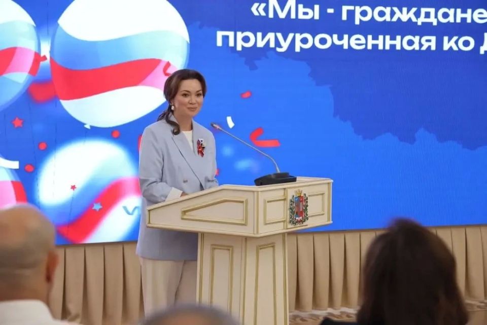 Александр Скрябин: Накануне главного государственного праздника – Дня России – по доброй традиции лучшим школьникам нашего города вручили важный в их жизни документ – паспорт гражданина Российской Федерации Александр Скрябин: Накануне главного государственного праздника – Дня России – по доброй традиции лучшим школьникам нашего города вручили важный в их жизни документ – паспорт гражданина Российской Федерации