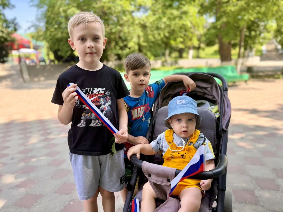 Сегодня в Новочеркасске, в преддверии Дня России прошла акция «Российский триколор» Сегодня в Новочеркасске, в преддверии Дня России прошла акция «Российский триколор»