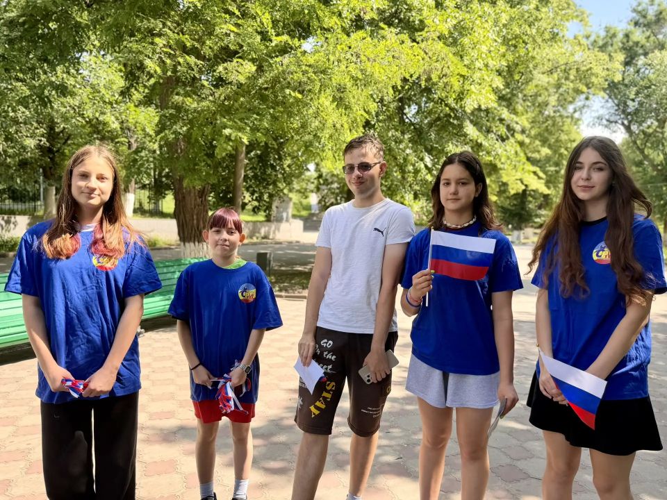 Сегодня в Новочеркасске, в преддверии Дня России прошла акция «Российский триколор» Сегодня в Новочеркасске, в преддверии Дня России прошла акция «Российский триколор»