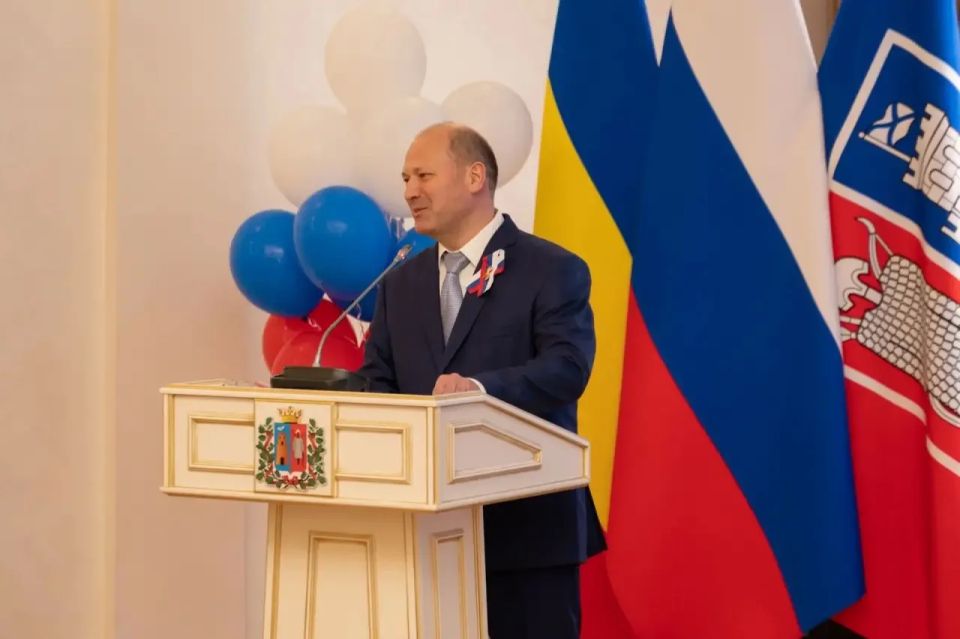 Александр Скрябин: Накануне главного государственного праздника – Дня России – по доброй традиции лучшим школьникам нашего города вручили важный в их жизни документ – паспорт гражданина Российской Федерации Александр Скрябин: Накануне главного государственного праздника – Дня России – по доброй традиции лучшим школьникам нашего города вручили важный в их жизни документ – паспорт гражданина Российской Федерации