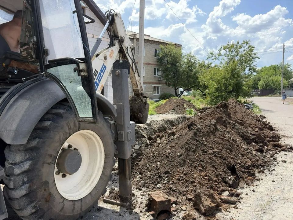 В Шахтах меняют аварийный участок трубы в переулке Дворовый проезд В Шахтах меняют аварийный участок трубы в переулке Дворовый проезд