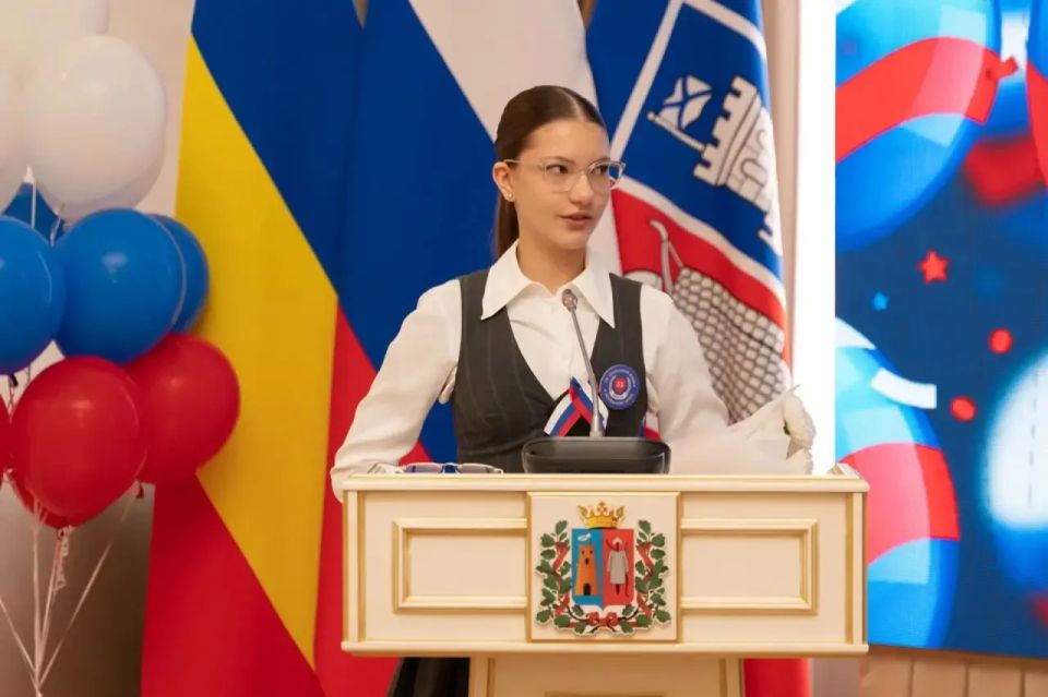 Александр Скрябин: Накануне главного государственного праздника – Дня России – по доброй традиции лучшим школьникам нашего города вручили важный в их жизни документ – паспорт гражданина Российской Федерации Александр Скрябин: Накануне главного государственного праздника – Дня России – по доброй традиции лучшим школьникам нашего города вручили важный в их жизни документ – паспорт гражданина Российской Федерации