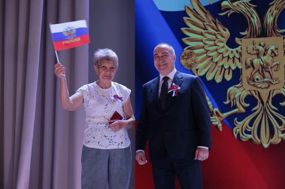 В День России глава донского следкома Аслан Гарунович Хуаде вручил золотые знаки ГТО в Донецке В День России глава донского следкома Аслан Гарунович Хуаде вручил золотые знаки ГТО в Донецке