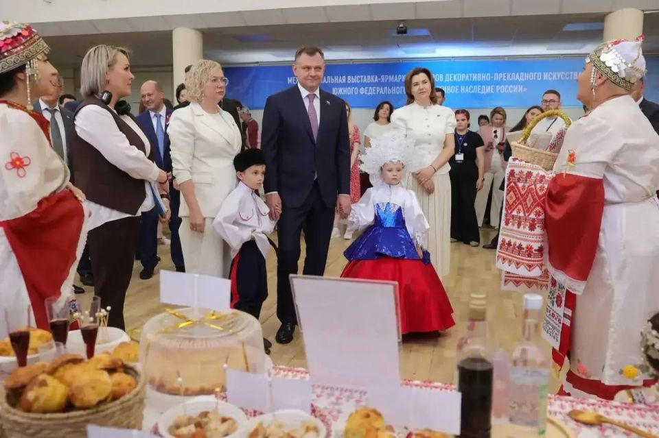 Юрий Слюсарь: Перед торжественным мероприятием, посвящённым Дню России, познакомился с разнообразными национальными культурными традициями и обычаями в областном доме народного творчества Юрий Слюсарь: Перед торжественным мероприятием, посвящённым Дню России, познакомился с разнообразными национальными культурными традициями и обычаями в областном доме народного творчества