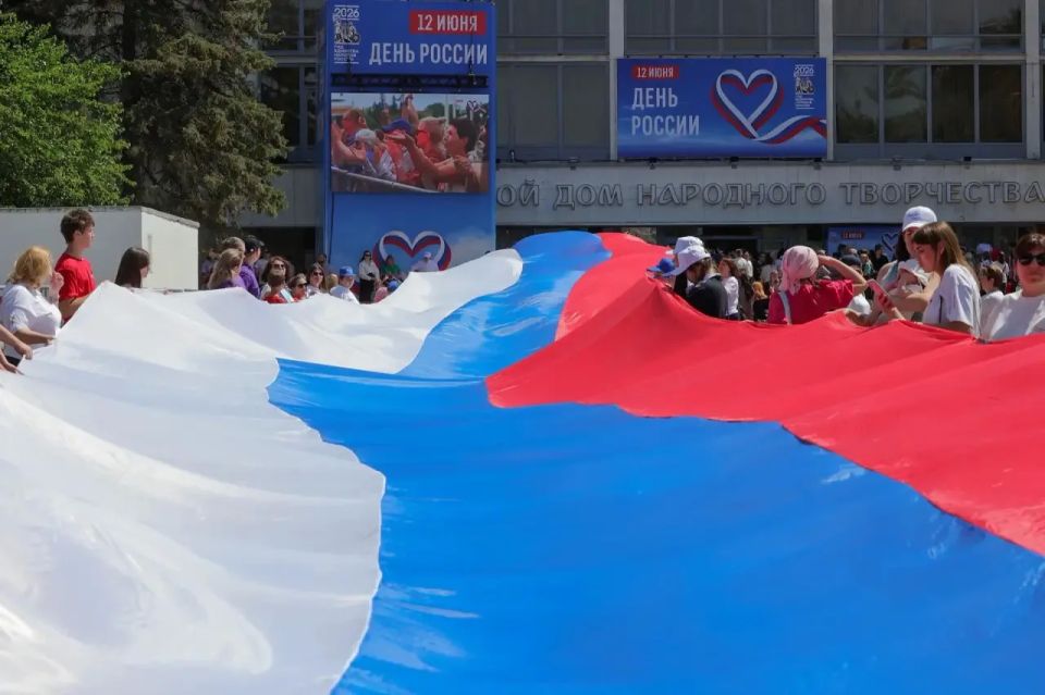 Юрий Слюсарь: На торжественном мероприятии поздравил с главным государственным праздником жителей Ростовской области. Дорогие земляки! С Днём России! Юрий Слюсарь: На торжественном мероприятии поздравил с главным государственным праздником жителей Ростовской области. Дорогие земляки! С Днём России!