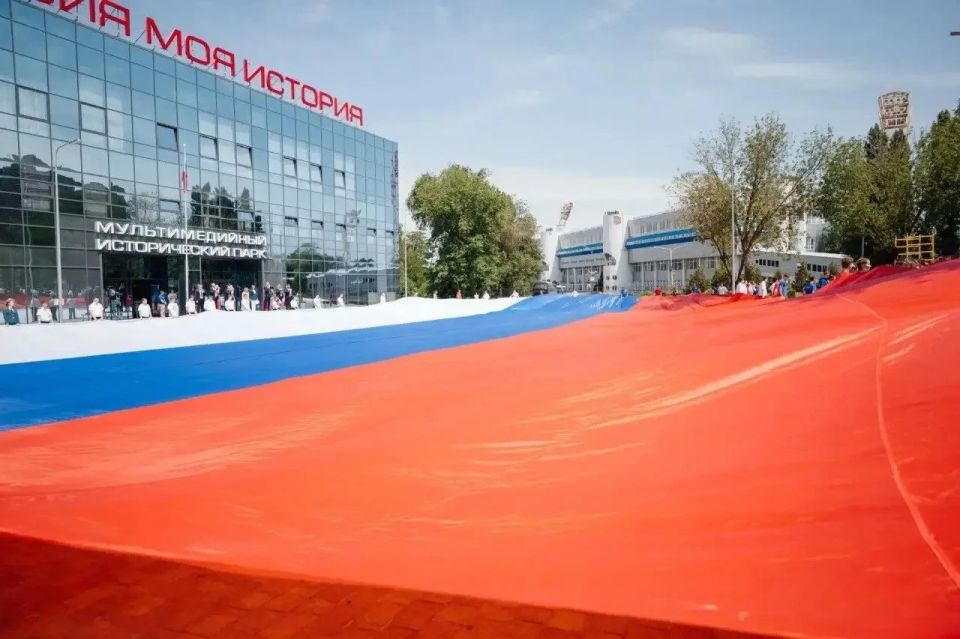 50-метровый государственный флаг России сегодня развернули рядом с Областным домом народного творчества — там состоялся большой праздничный концерт
