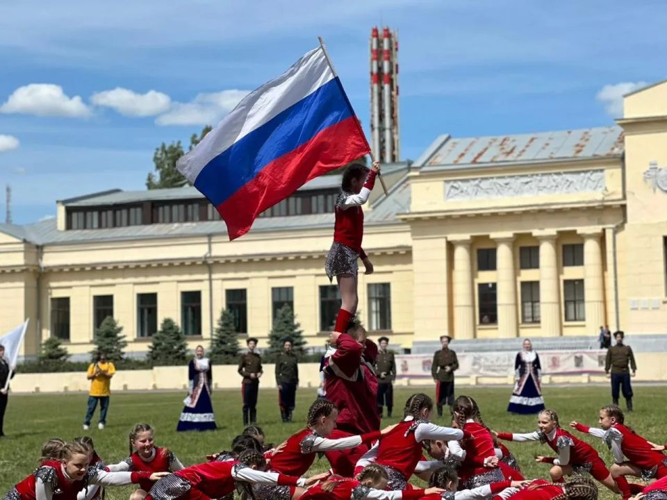 Дорогие новочеркасцы!. От всего сердца поздравляю вас с Днём России — праздником единства и ответственности за будущее нашей страны! Дорогие новочеркасцы!. От всего сердца поздравляю вас с Днём России — праздником единства и ответственности за будущее нашей страны!