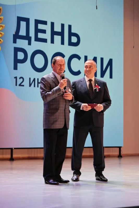 В День России глава донского следкома Аслан Гарунович Хуаде вручил золотые знаки ГТО в Донецке В День России глава донского следкома Аслан Гарунович Хуаде вручил золотые знаки ГТО в Донецке