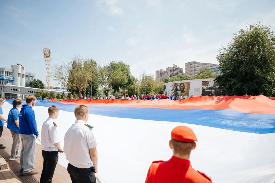 50-метровый государственный флаг России сегодня развернули рядом с Областным домом народного творчества — там состоялся большой праздничный концерт 50-метровый государственный флаг России сегодня развернули рядом с Областным домом народного творчества — там состоялся большой праздничный концерт