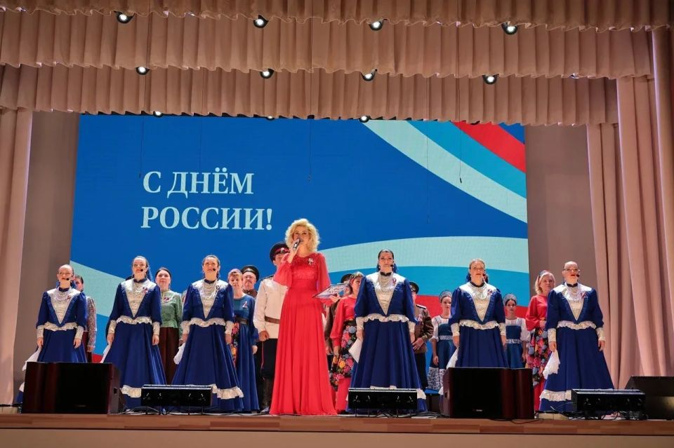 В День России глава донского следкома Аслан Гарунович Хуаде вручил золотые знаки ГТО в Донецке В День России глава донского следкома Аслан Гарунович Хуаде вручил золотые знаки ГТО в Донецке