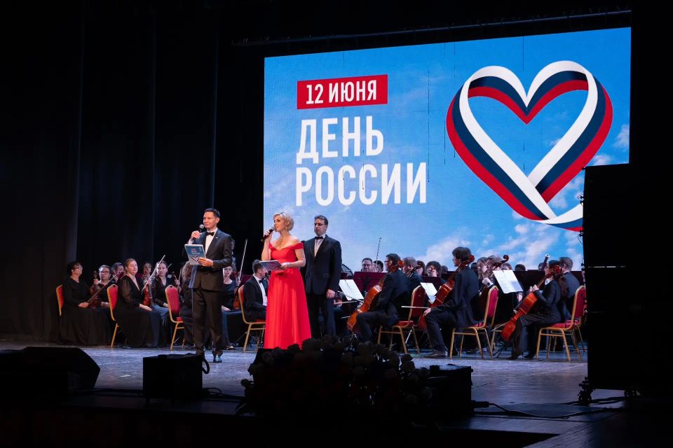 Александр Скрябин: День России вместе с Губернатором Ростовской области Ю.Б. Слюсарем, коллегами, ростовчанами и гостями города встретили в Областном доме народного творчества – месте, где по традиции переплетаются культуры... Александр Скрябин: День России вместе с Губернатором Ростовской области Ю.Б. Слюсарем, коллегами, ростовчанами и гостями города встретили в Областном доме народного творчества – месте, где по традиции переплетаются культуры...