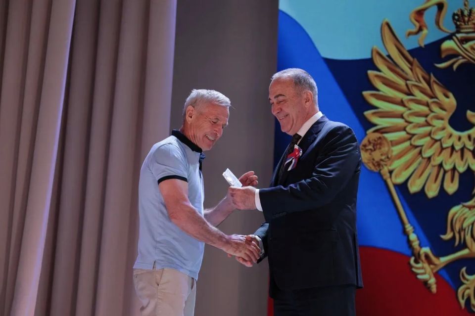 В День России глава донского следкома Аслан Гарунович Хуаде вручил золотые знаки ГТО в Донецке В День России глава донского следкома Аслан Гарунович Хуаде вручил золотые знаки ГТО в Донецке