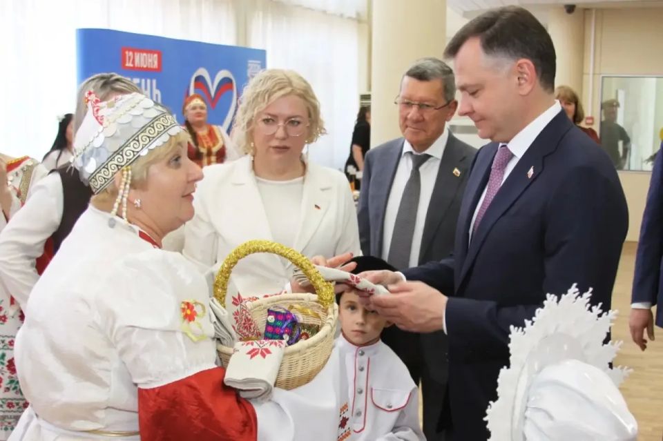 Александр Скрябин: День России вместе с Губернатором Ростовской области Ю.Б. Слюсарем, коллегами, ростовчанами и гостями города встретили в Областном доме народного творчества – месте, где по традиции переплетаются культуры... Александр Скрябин: День России вместе с Губернатором Ростовской области Ю.Б. Слюсарем, коллегами, ростовчанами и гостями города встретили в Областном доме народного творчества – месте, где по традиции переплетаются культуры...