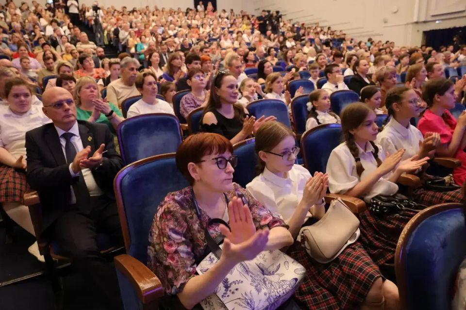 Юрий Слюсарь: На торжественном мероприятии поздравил с главным государственным праздником жителей Ростовской области. Дорогие земляки! С Днём России! Юрий Слюсарь: На торжественном мероприятии поздравил с главным государственным праздником жителей Ростовской области. Дорогие земляки! С Днём России!