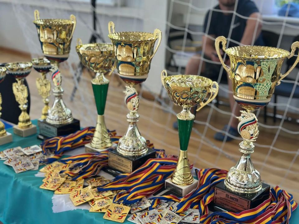 В Новочеркасске в физкультурно-оздоровительном комплексе на стадионе «Ермак» прошел ежегодный турнир по регболу среди мужских команд, приуроченный ко Дню России В Новочеркасске в физкультурно-оздоровительном комплексе на стадионе «Ермак» прошел ежегодный турнир по регболу среди мужских команд, приуроченный ко Дню России