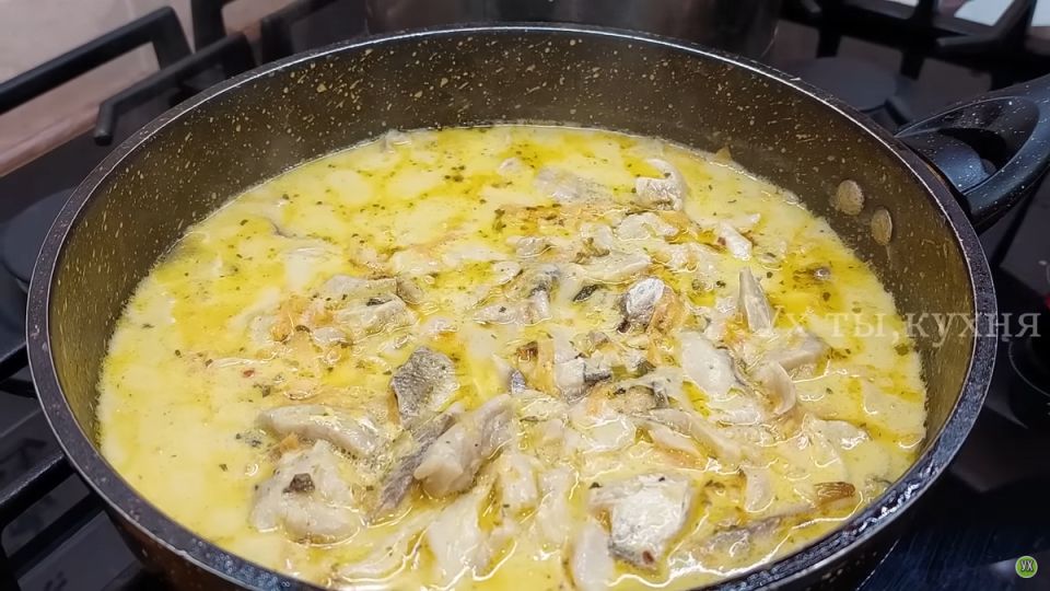 Нежная рыба в сметанном соусе: простой и вкусный рецепт